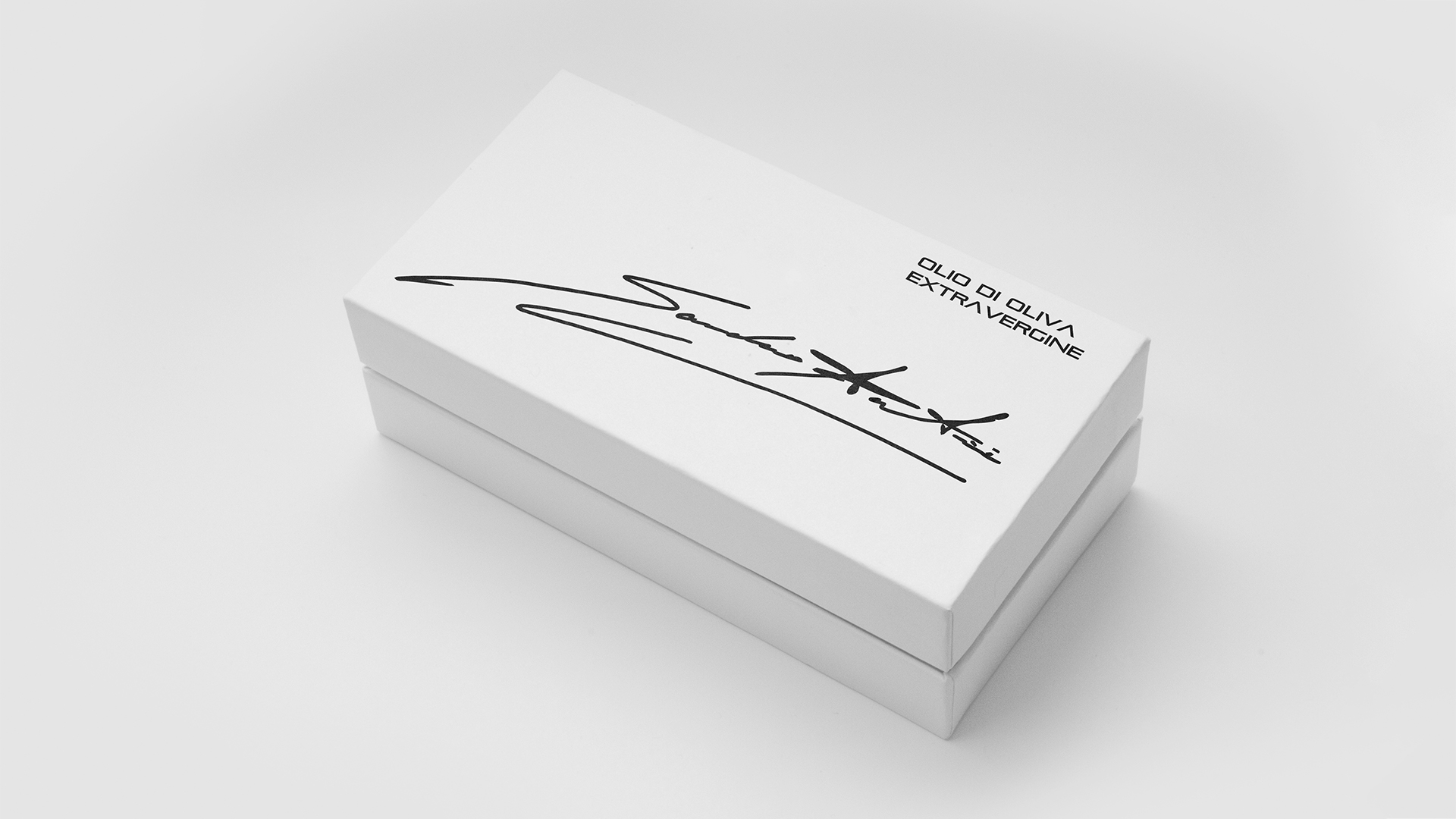 An elegant packaging project. Produced exclusively from a unique organic olive tree grown in the heart of the Tuscan hills. One of the most recognized olive oil producing regions in the world. Its packaging and the use of color are intended to convey the uniqueness of the product, its flavor, color and notes.